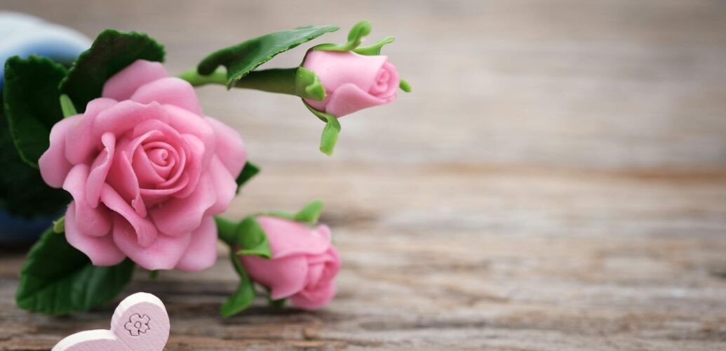 shallow focus photo of pink ceramic roses